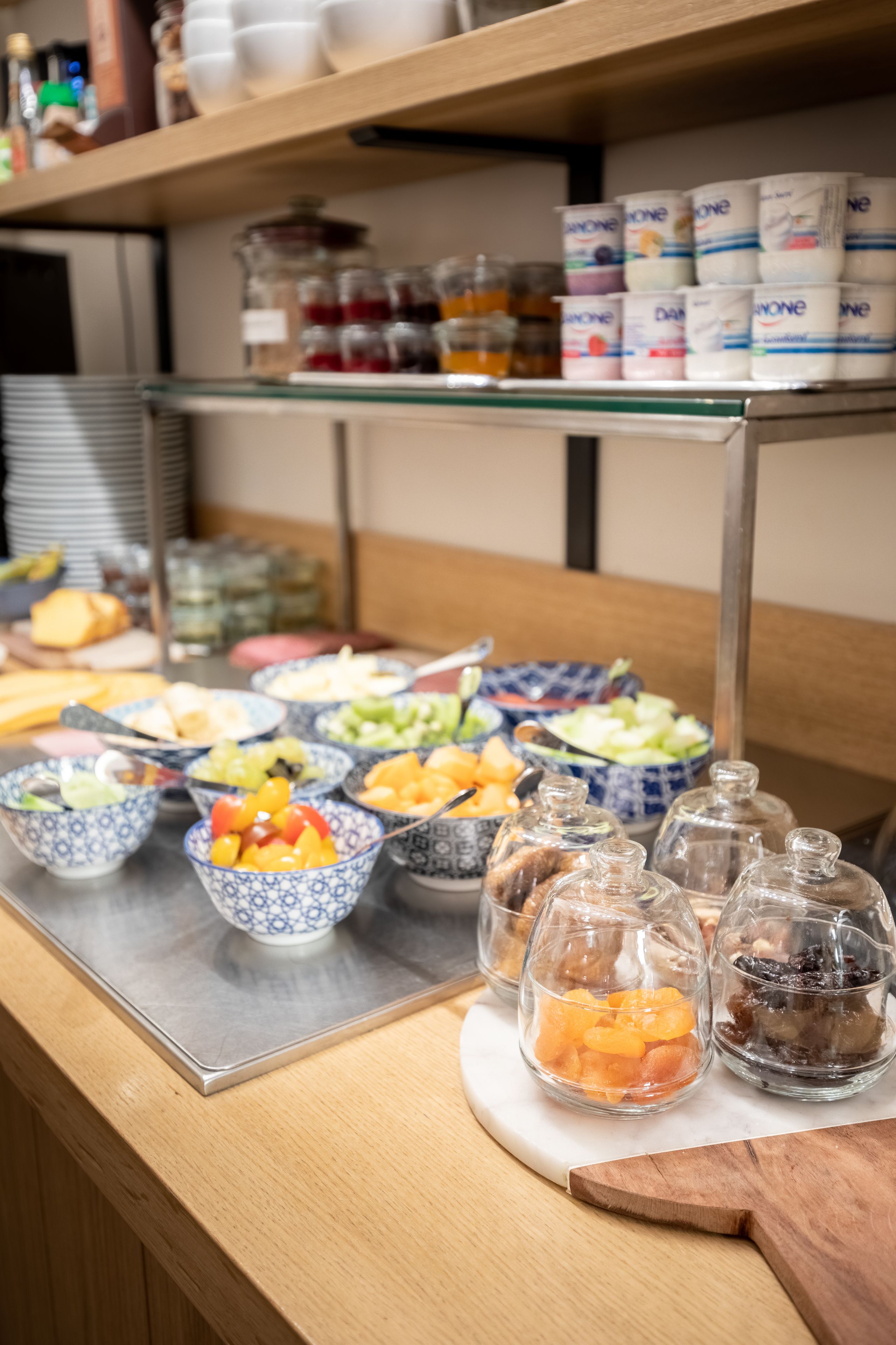 Een buffet met diverse gerechten en toevoegingen.