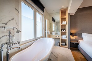 Doppia Deluxe, terrazzo, vista città | Minibar, una scrivania, tende oscuranti