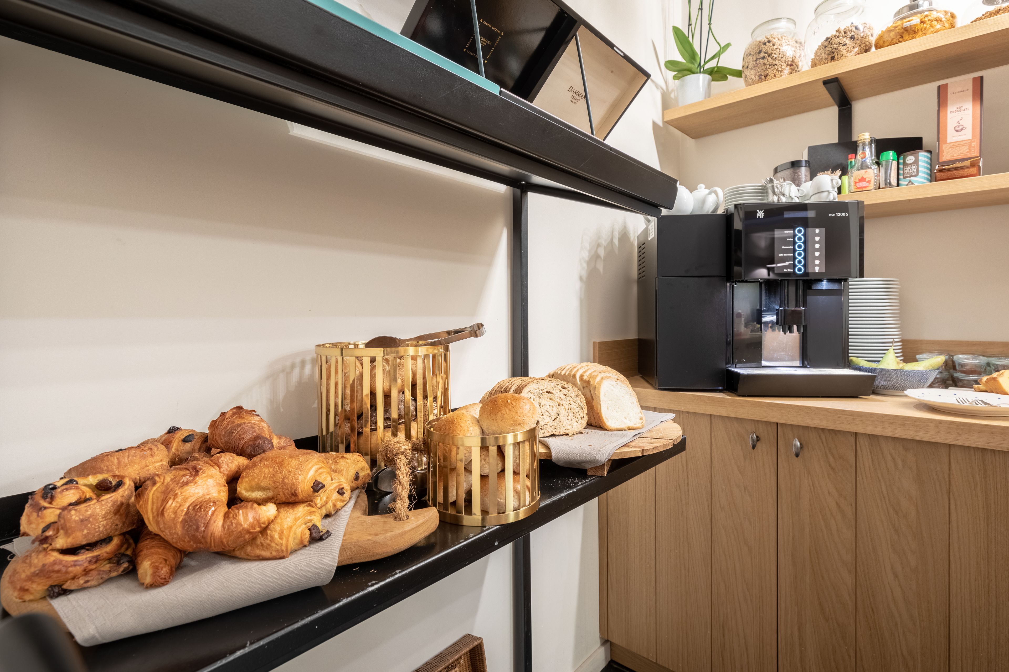 daily cooked-to-order breakfast (eur 20 per person)