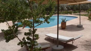 Piscine extérieure, parasols de plage, chaises longues