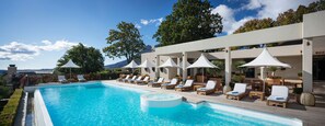 Utomhuspool, parasoller och solstolar