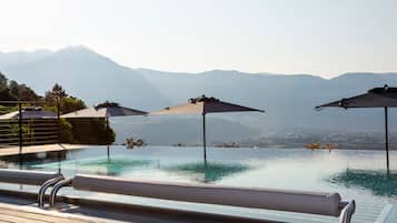 Piscina coperta, 2 piscine all'aperto, ombrelloni da piscina, lettini