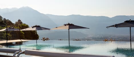 Una piscina techada, 2 piscinas al aire libre, sombrillas