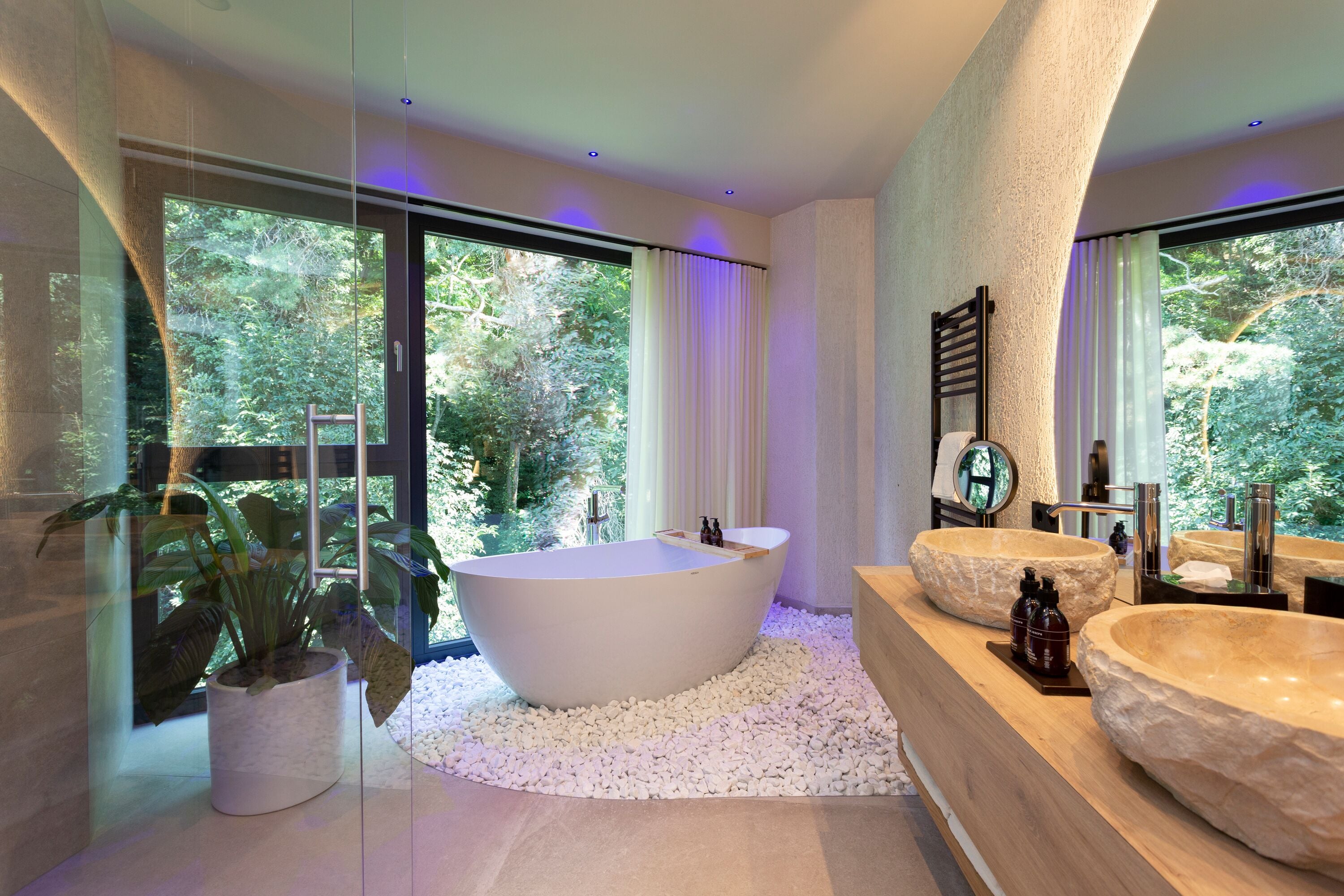 luxury suite, 1 king bed, jetted tub, executive level | 1 bedroom, premium bedding, down duvets, pillow-top beds