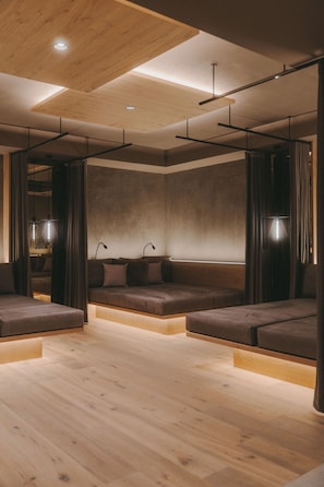 Un sauna, una bañera de hidromasaje, baño turco, baño turco/hammam