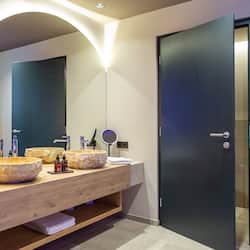 Articles de toilette gratuits, sèche-cheveux, peignoirs, bidet