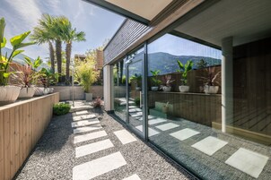 Sauna, hot tub, steam room, Turkish bath, body treatments, aromatherapy