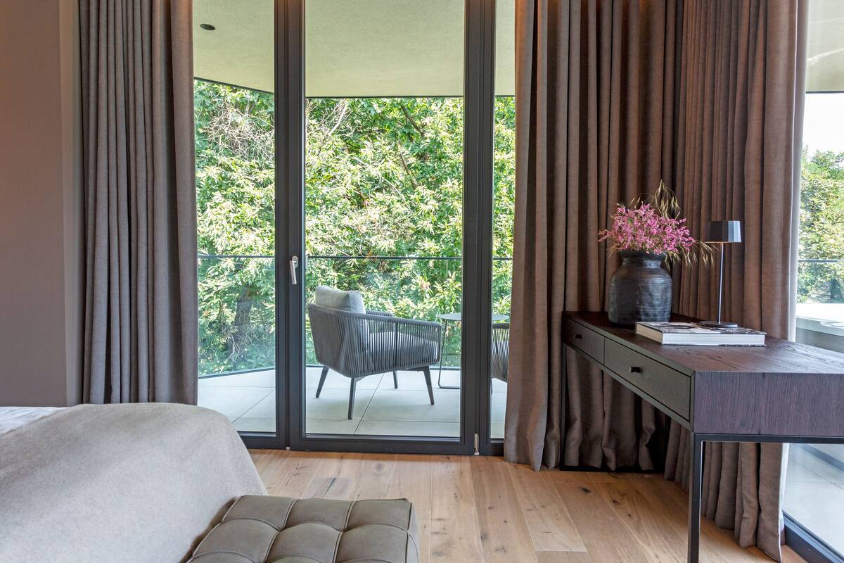 luxury suite, 1 king bed, jetted tub, executive level | 1 bedroom, premium bedding, down duvets, pillow-top beds