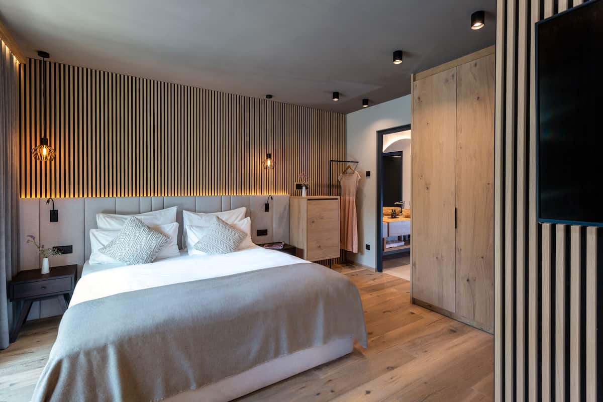 Standard Suite, 1 King Bed, Hot Tub, Ground Floor | 1 bedroom, premium bedding, down duvets, pillow-top beds
