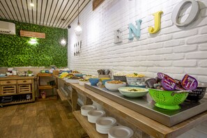 Tägliches Frühstücksbuffet gegen Gebühr