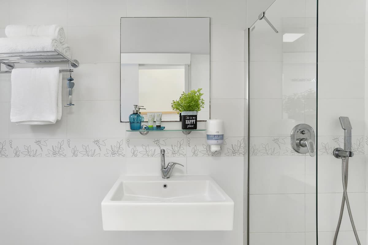 family studio with garden access | bathroom | shower, free toiletries, towels