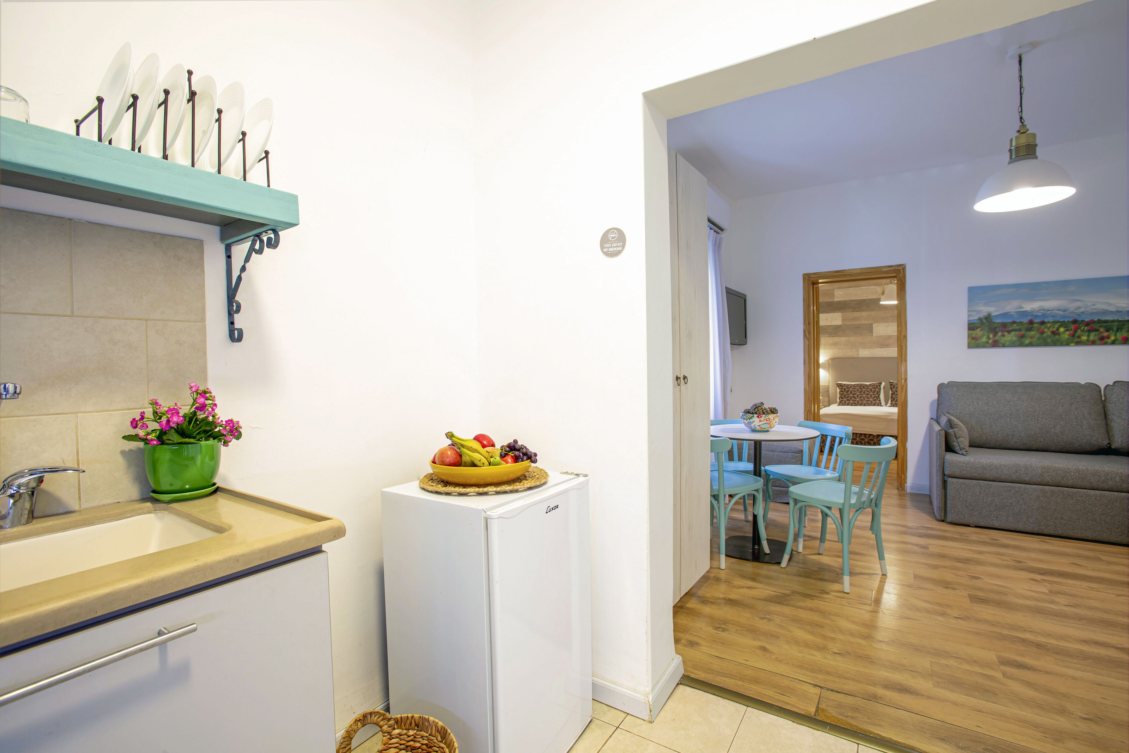 microwave, coffee/tea maker, electric kettle