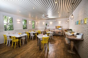 Tägliches Frühstücksbuffet (40 ILS pro Person)
