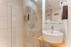 Combined shower/tub, free toiletries, hair dryer, towels