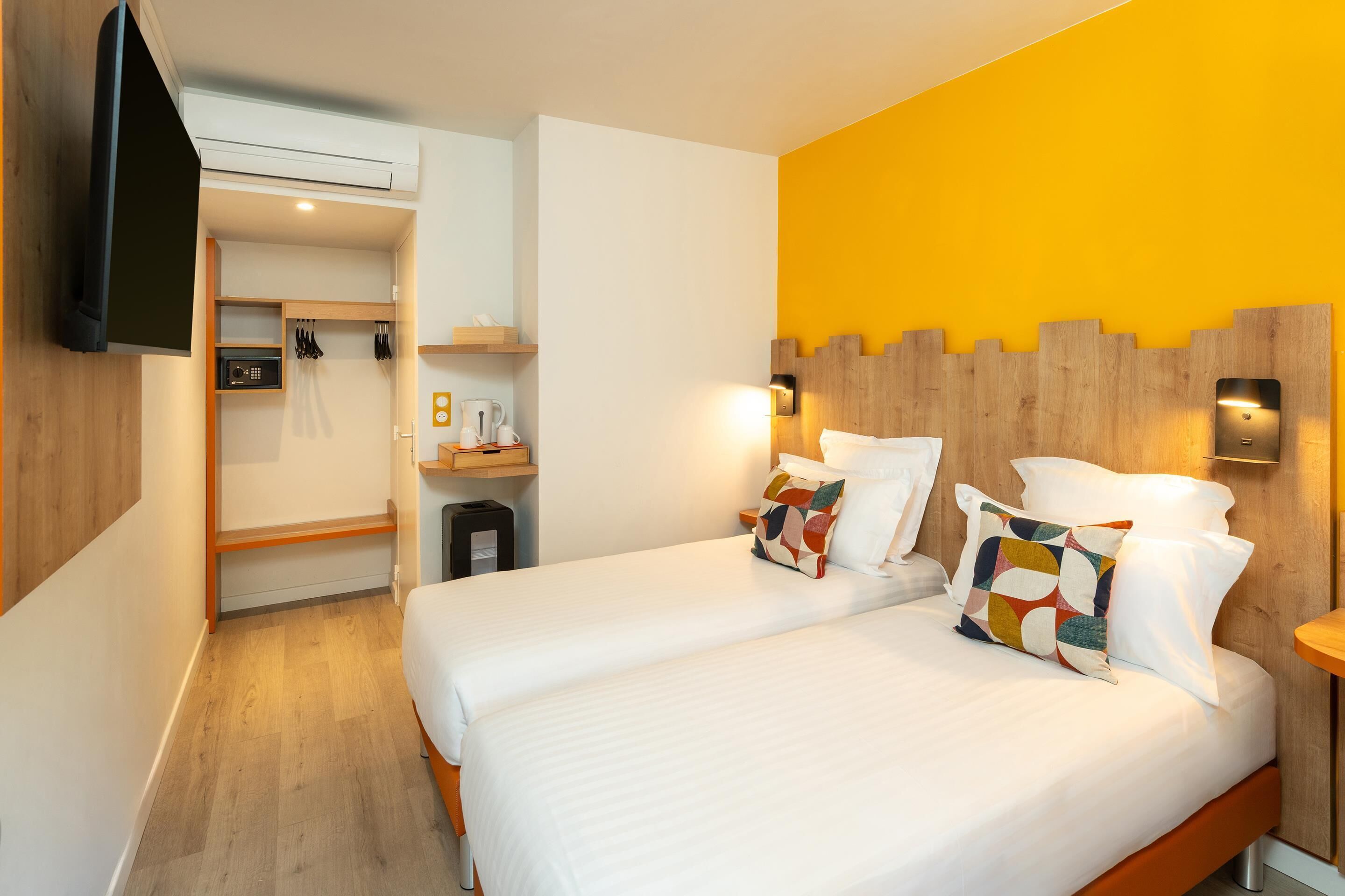 Chambre Standard, 2 lits une place, non-fumeurs | Minibar, coffres-forts dans les chambres, bureau, rideaux occultants