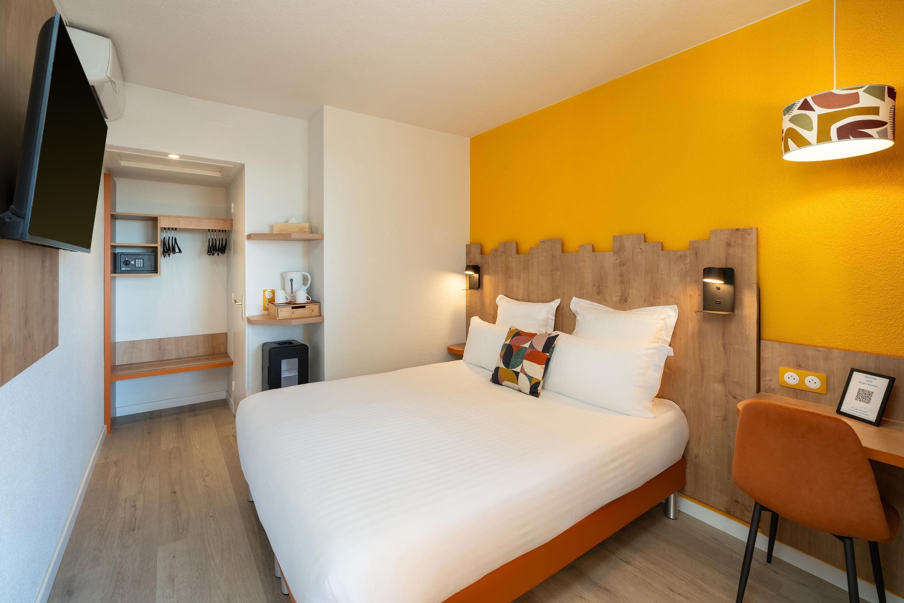 Minibar, coffres-forts dans les chambres, bureau, rideaux occultants