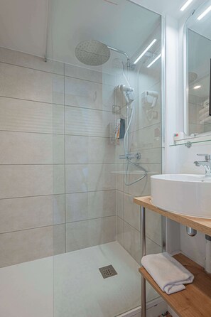 Standaard kamer, meerdere bedden, niet-roken, op tussenverdieping | Badkamer | Een bad/douchecombinatie, gratis toiletartikelen, een haardroger