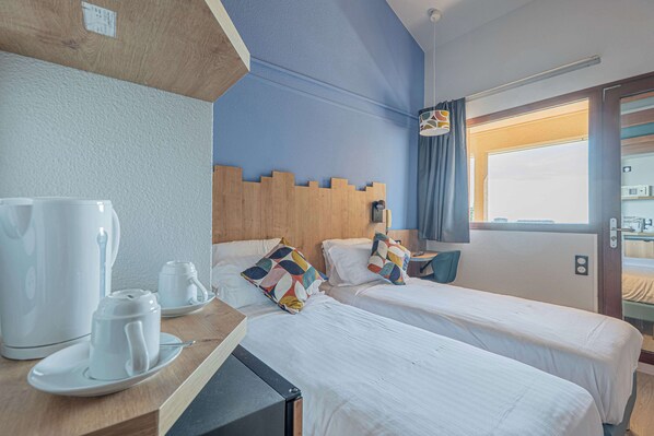 Standaard kamer, 2 eenpersoonsbedden, niet-roken | Een minibar, een kluis op de kamer, een bureau, verduisterende gordijnen