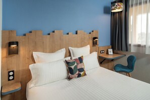 Standard Room, 1 Queen Bed, Non Smoking | Minibar, in-room safe, desk, blackout drapes