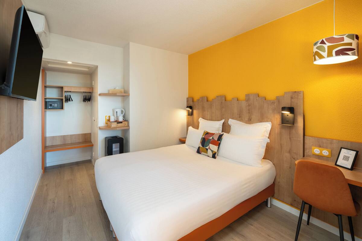 Standard Room, 1 Queen Bed, Non Smoking | Minibar, in-room safe, desk, blackout drapes