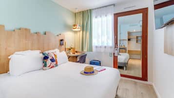 Minibar, coffres-forts dans les chambres, bureau, rideaux occultants