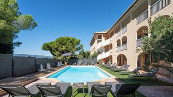 Außenpool (je nach Saison geöffnet), Sonnenschirme, Liegestühle