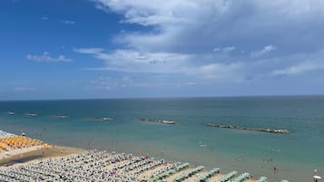 Plage privée à proximité, chaises longues, parasols, beach-volley