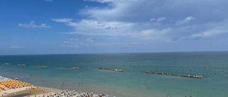 Playa privada en los alrededores, camastros y sombrillas