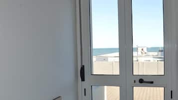 Family Room | In-room safe, desk, free WiFi, bed sheets