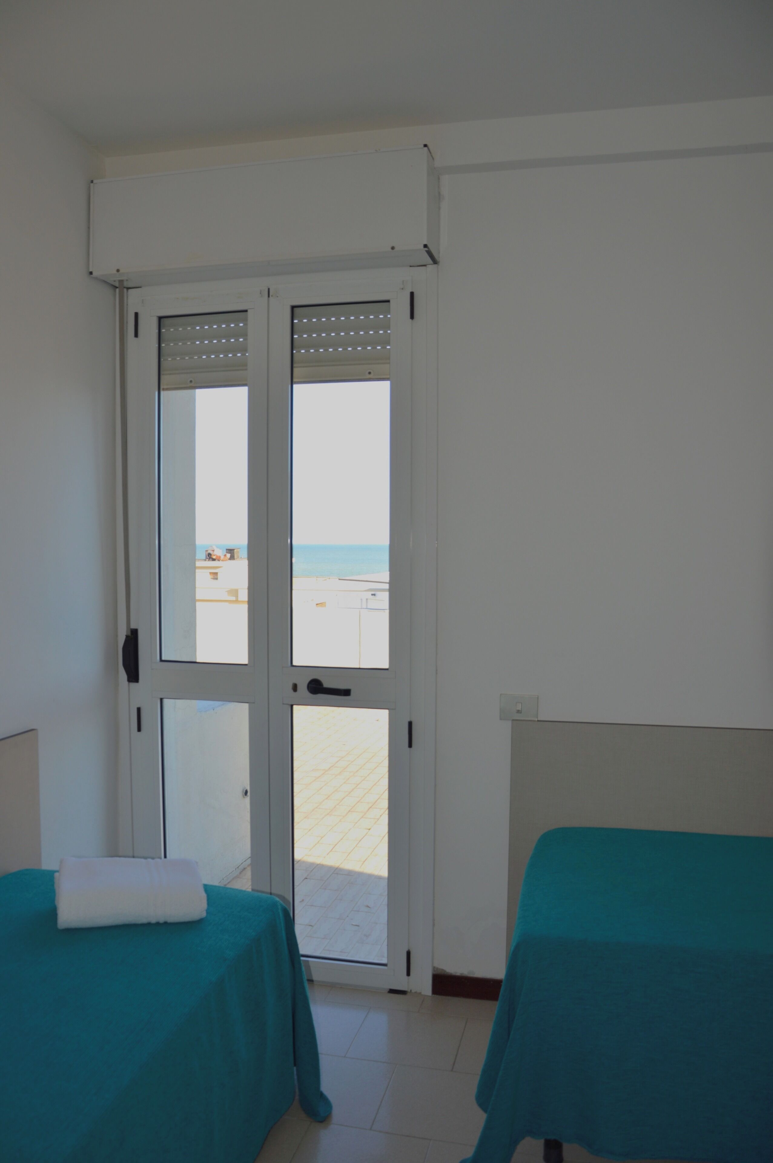 family room | in-room safe, desk, free wifi, bed sheets