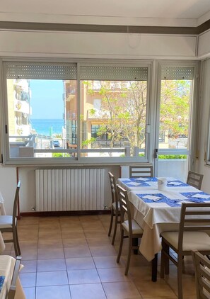 Frukostbuffé varje dag (EUR 5 per person)