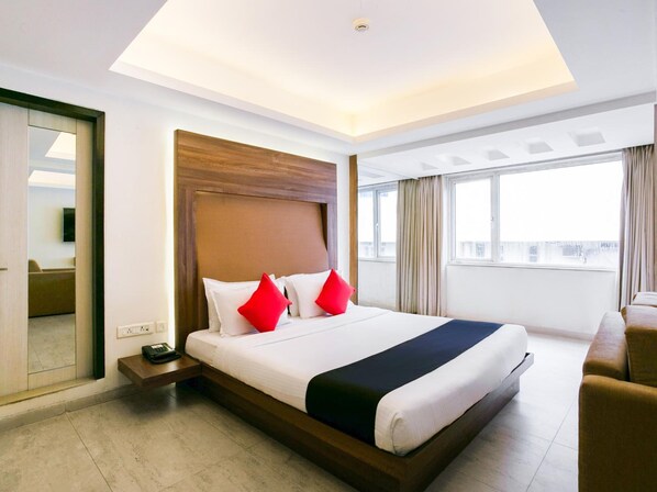 Yksilöllisesti sisustettu, yksilöllisesti kalustettu, työpöytä