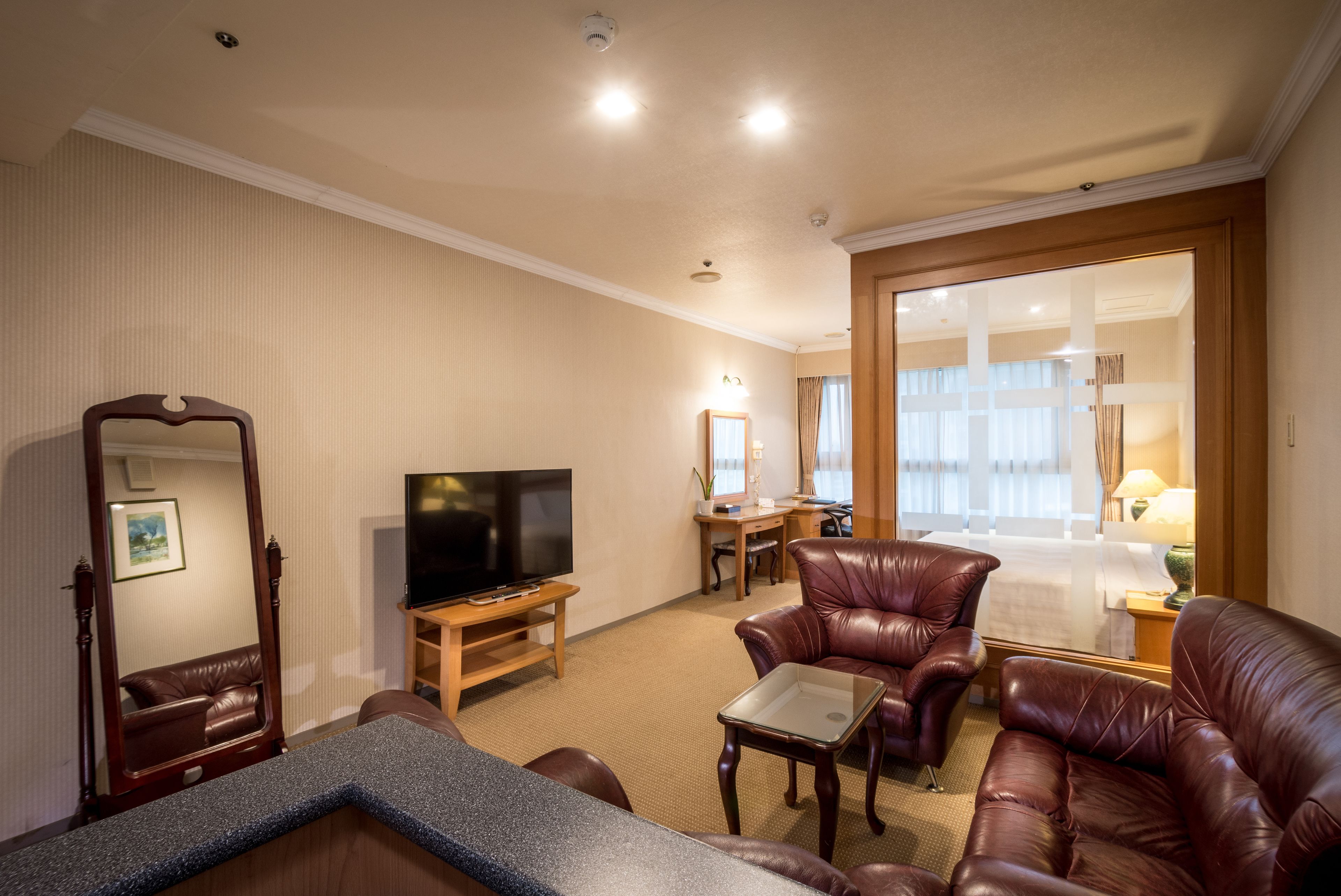 Nobility Suite | Desk, soundproofing, free WiFi, bed sheets