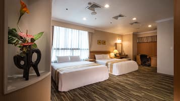 Deluxe Quadruple Room | Desk, soundproofing, free WiFi, bed sheets