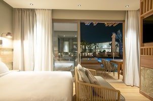 Minibar con artículos gratuitos y caja de seguridad en la habitación 