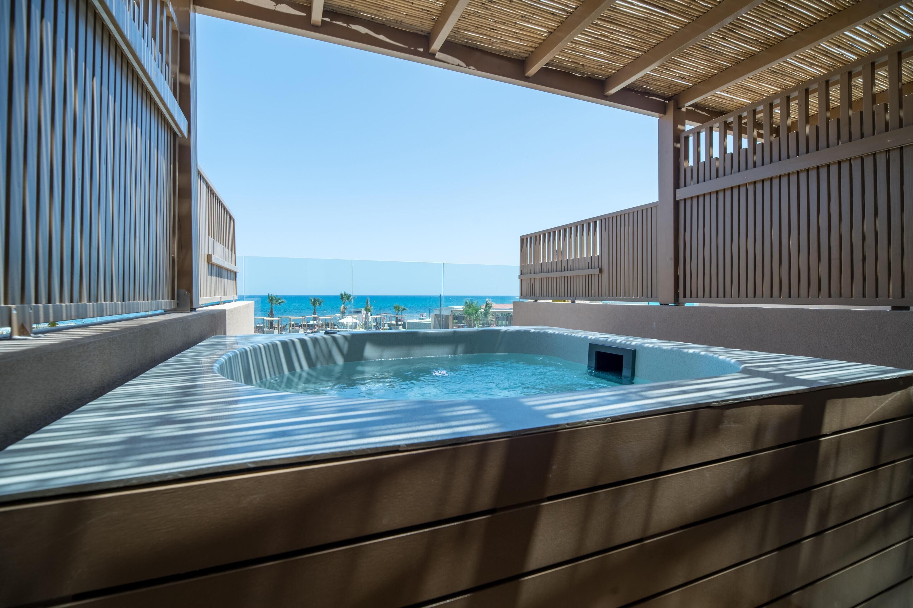 Un bain à remous avec vue sur l’océan.