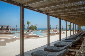 Piscine extérieure, parasols de plage, chaises longues