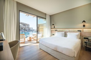 Petite Suite with Pool Access | Gratis produkter i minibar, värdeförvaringsskåp på rummet och skrivbord