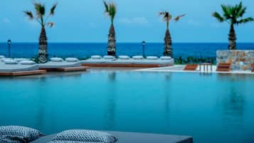 Außenpool, geöffnet von 10:00 Uhr bis 18:00 Uhr, Sonnenschirme