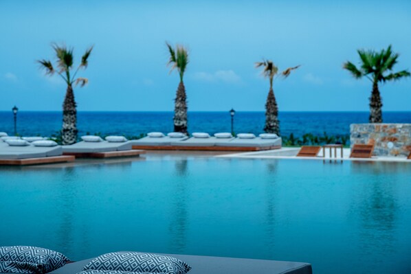 Piscine extérieure, parasols de plage, chaises longues