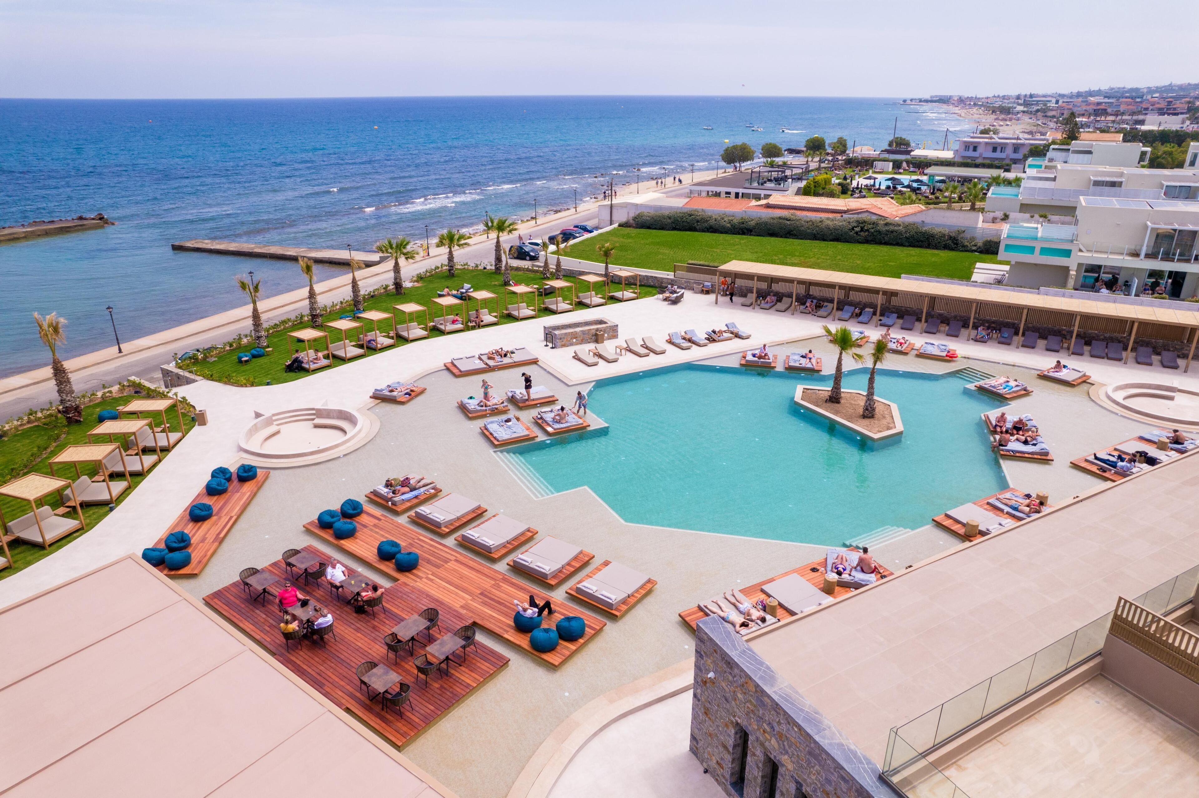 حمّام سباحة خارجي، مظلات على حمّام السباحة، مقاعد للتشمس