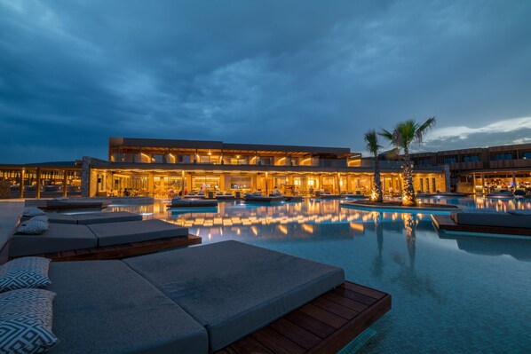 室外泳池；10:00 至 18:00 開放；泳池傘、躺椅