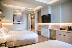 Petite Suite Sea View with Outdoor Hot Tub | 1 Schlafzimmer, kostenlose Minibar, Zimmersafe, Schreibtisch