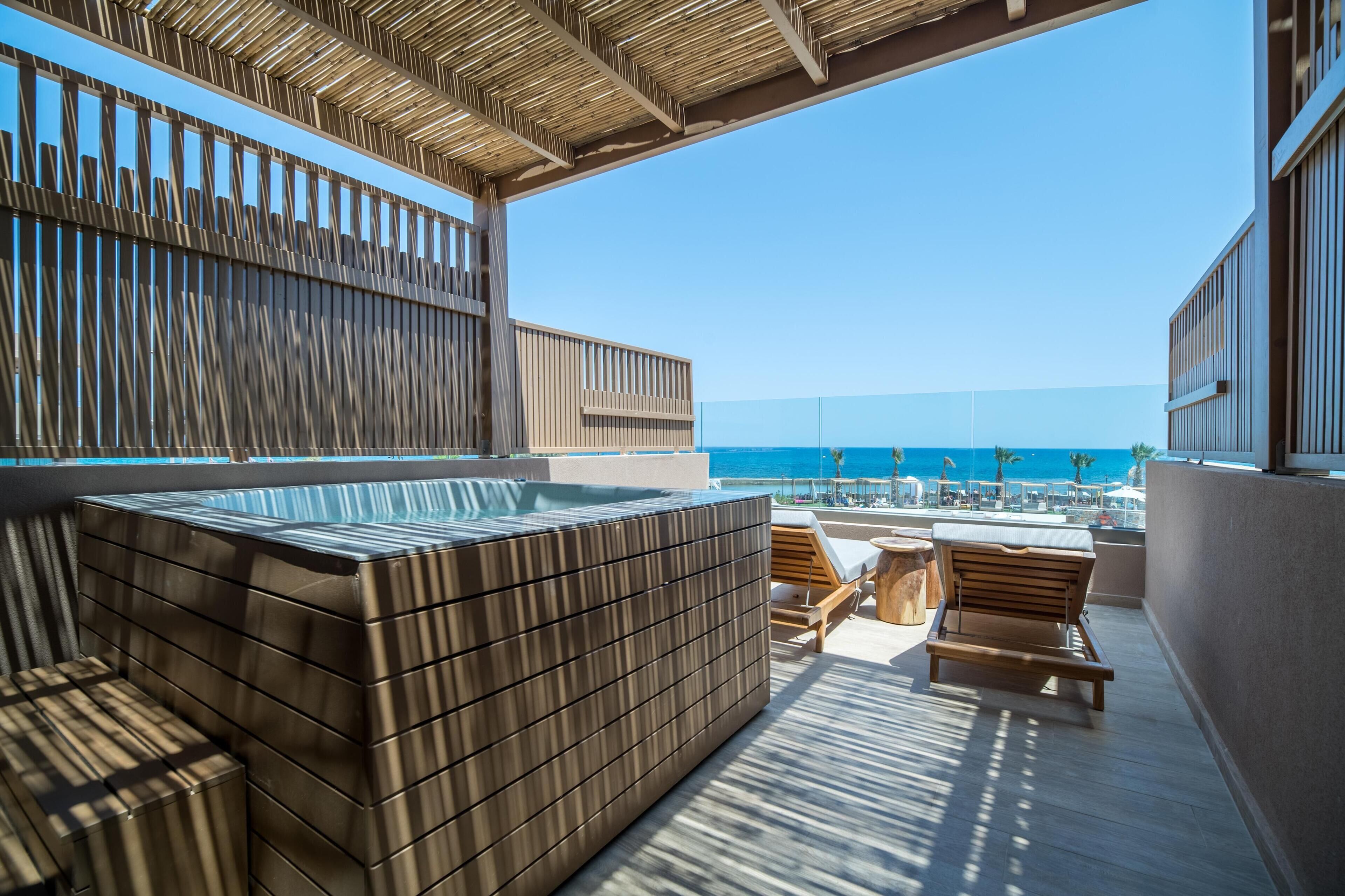 Petite Suite Sea View with Outdoor Hot Tub | Articles gratuits dans le mini-bar, coffres-forts dans les chambres