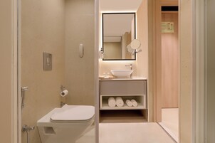 Shower, free toiletries, towels