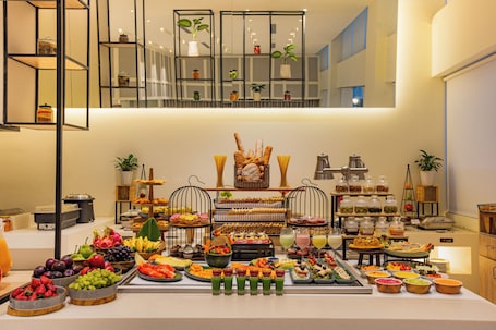 Restaurant. Keys Prima by Lemon Tree Hotels, Pimpri Pune