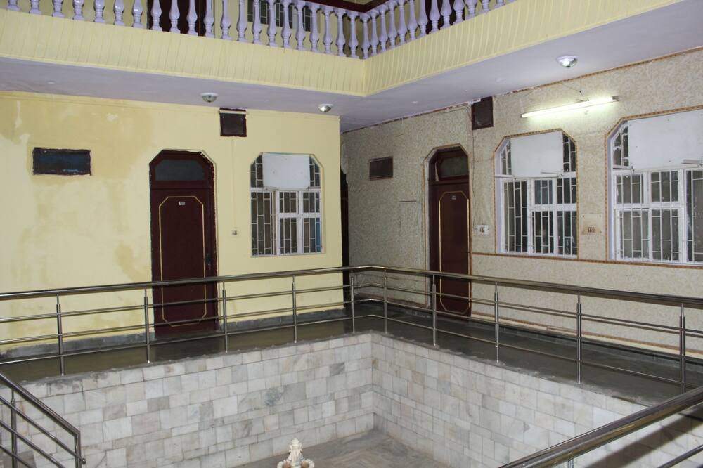 Hotel Raj Bed & Breakfast