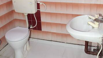 Bathtub, bidet, towels