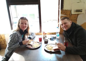 Desayuno continental diario (INR 99 por persona)