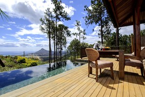 Suite, Private Pool, Sea View | Egyptian cotton sheets, premium bedding, individually decorated - Lakaz Chamarel Exclusive Lodge (Chamarel)